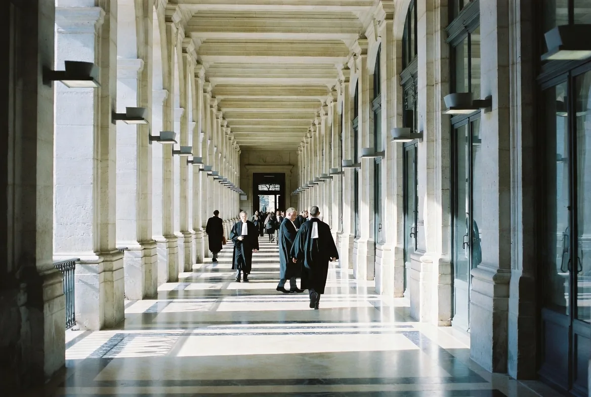 Illustration | Urgence pénale des affaires : perquisition, garde à vue, convocation | le protocole des premières heures