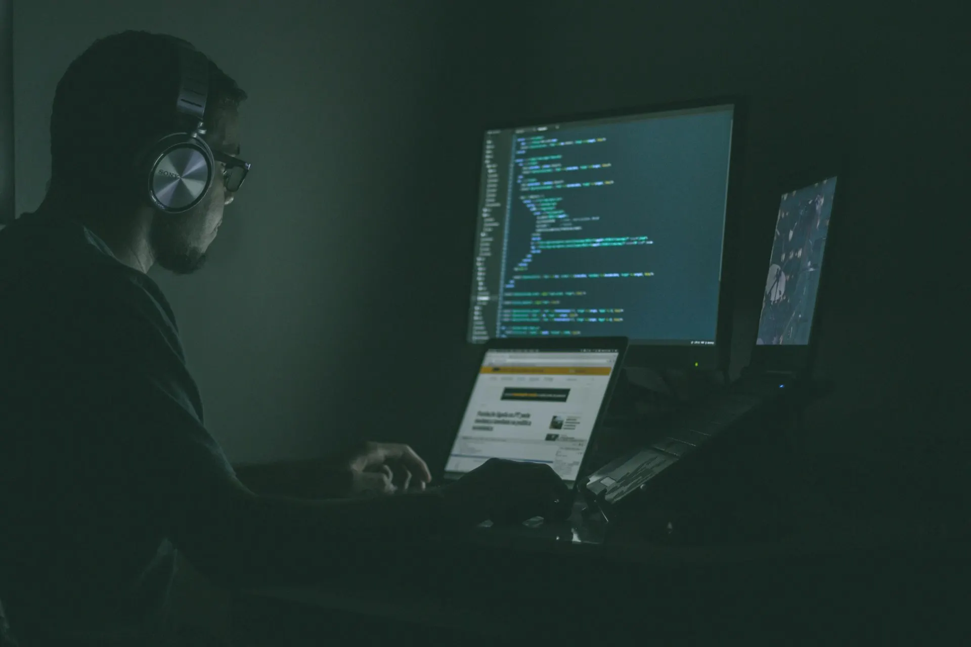 Silhouette devant des écrans de code, ambiance cybersécurité