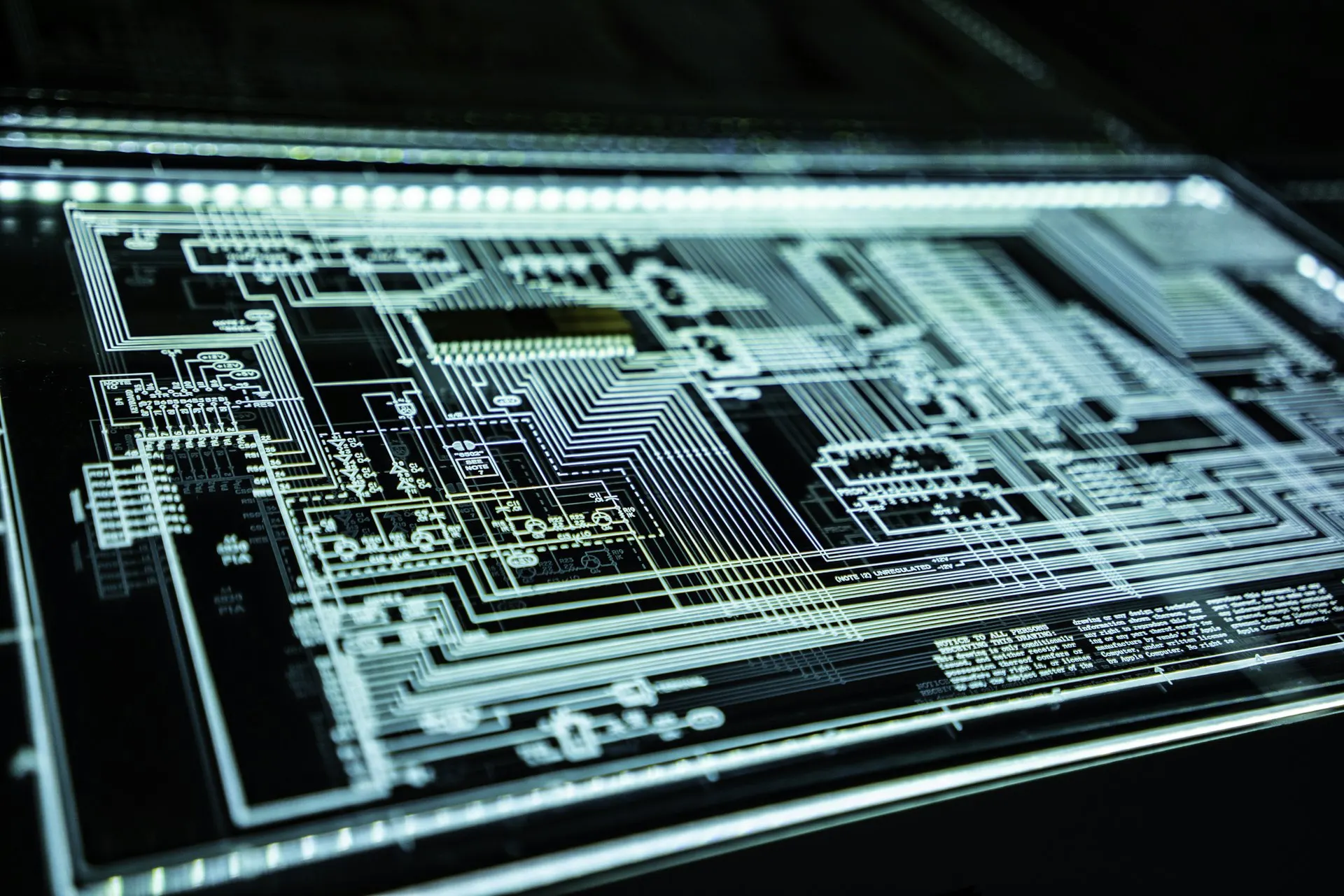 Circuit lumineux symbolisant une intelligence artificielle maîtrisée