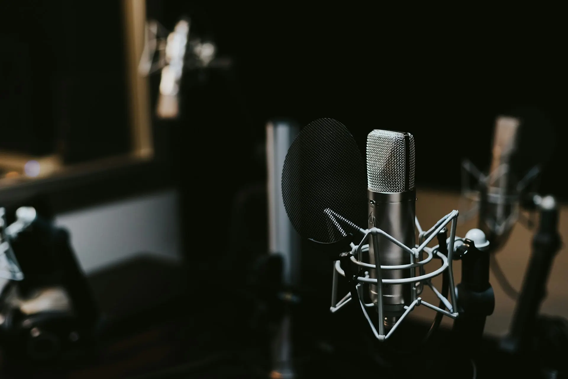 Microphone de studio d'enregistrement dans une ambiance feutrée